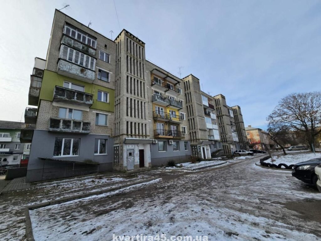 Продам 3-кімнатну квартиру в центрі з неймовірним видом на стадіон!