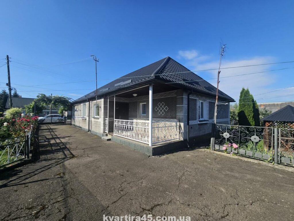 Продається будинок в смт Іваничі